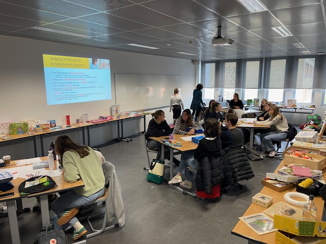Foto vom Workshop Spiel und Demenz an der Hochschule Gent, dieses Foto zeigt eine Übersicht des Workshop-Raums mit Ergotherapiestudenten